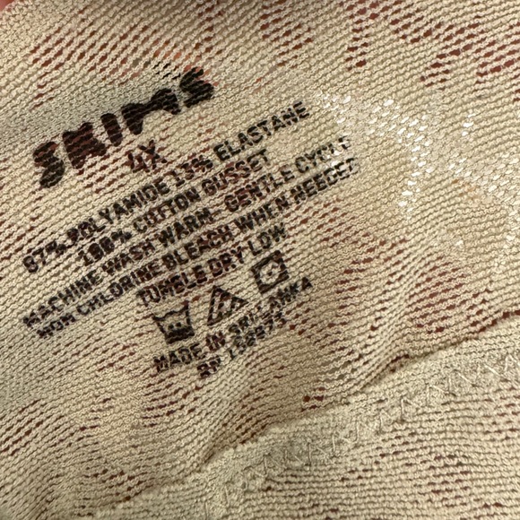 SKIMS Logo Sheer Hipster Cheeky Panty - Picture 5 of 5